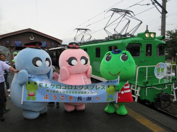１．ケロちゃんパレオパレナ横断幕